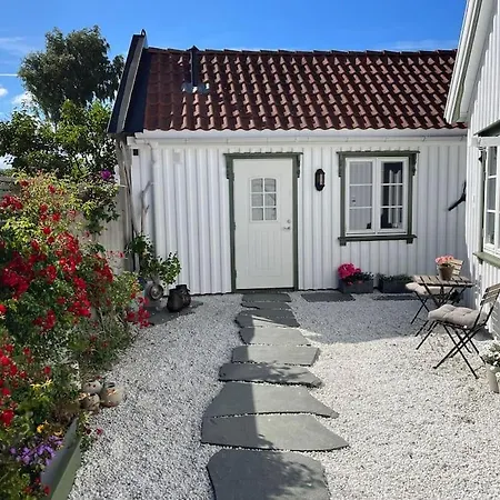 Idyllisk Lite Anneks Med Enestaende Uteplass Larvik Exterior photo