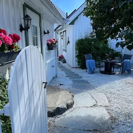 Idyllisk Lite Anneks Med Enestaende Uteplass Larvik Exterior photo
