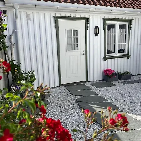 Idyllisk Lite Anneks Med Enestaende Uteplass Larvik Exterior photo